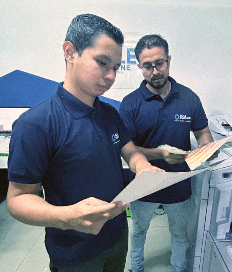 Operarios de impresión en Role Machine